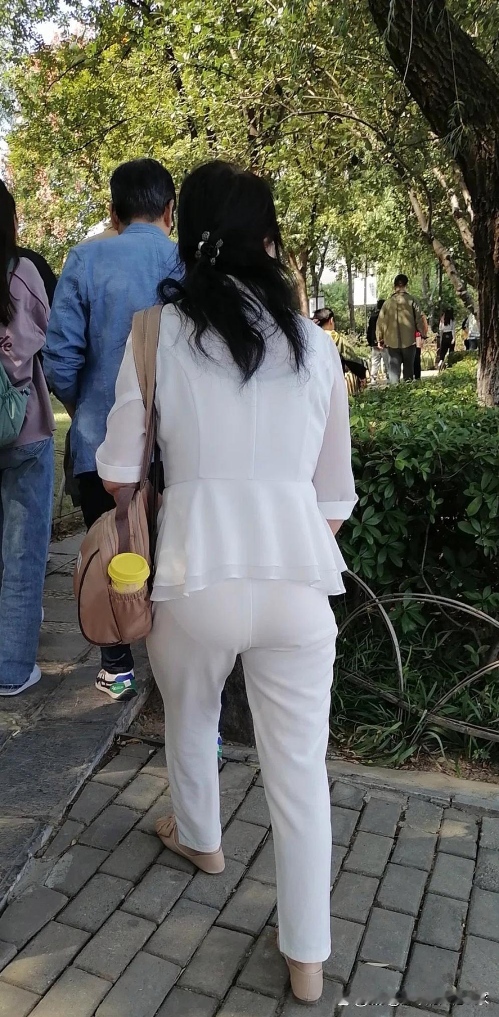 夏日穿白色套装搭配草编包，真的清新又时尚！就像白裙，今年超火，天猫6月报告显示花