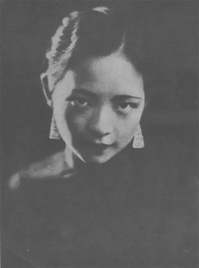 1931年，21岁的上海头牌唐瑛爱上了37岁的有妇之夫宋子文，父母坚决反对。唐瑛