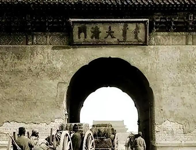 清政府被推翻后，孙中山想把"大清门"的牌匾改刻"中华门"，然而工匠把牌匾拆下之后