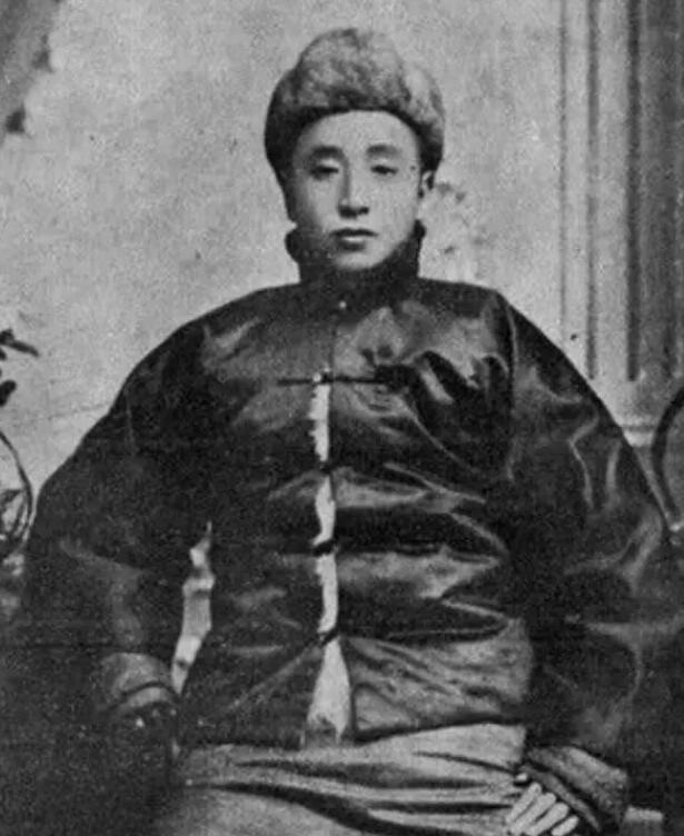 1891年，16岁的张作霖因偷饭被打，孙寡妇不但没有报官为难他，还解开衣襟，从贴