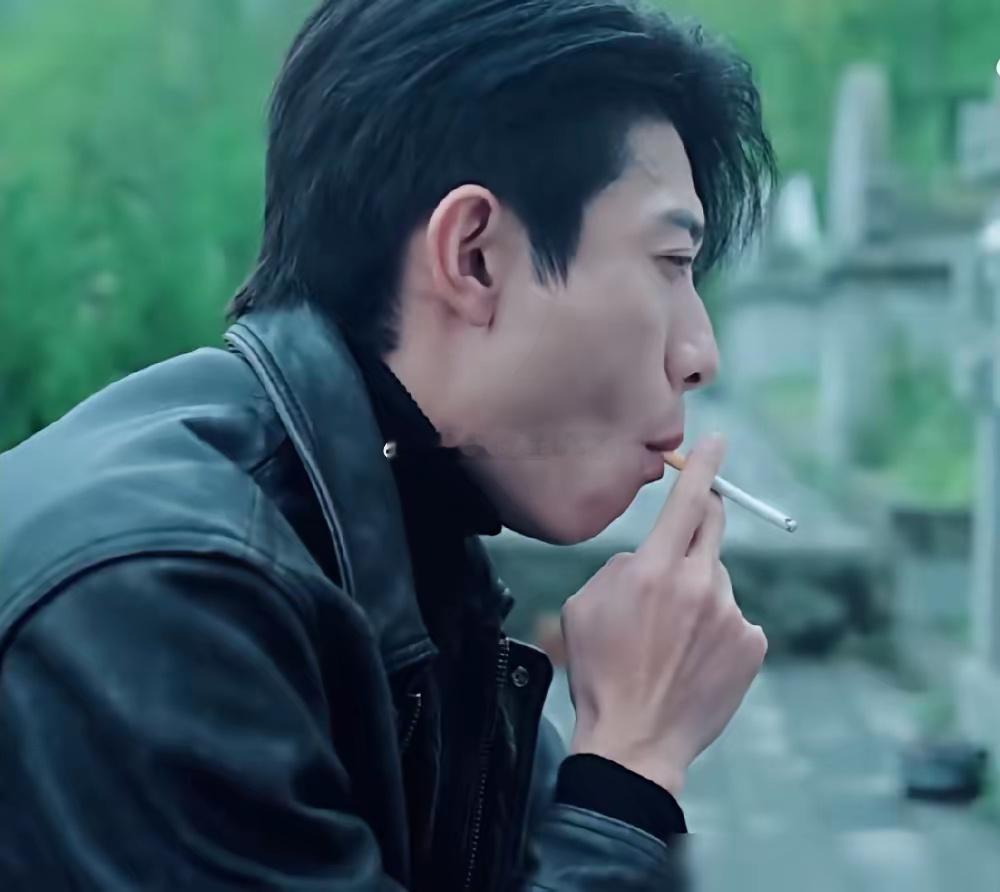 张一山在墓前点了根烟，全网安静了。没台词，没哭，没吼。就一个点烟，一个吸进去，