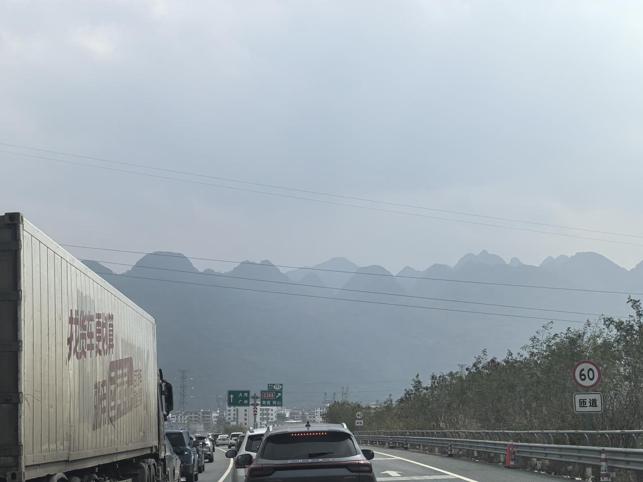 大年初六，湖南境内的高速已经达到了超饱和状态，我觉得京港澳高速还是堵不过二广高速