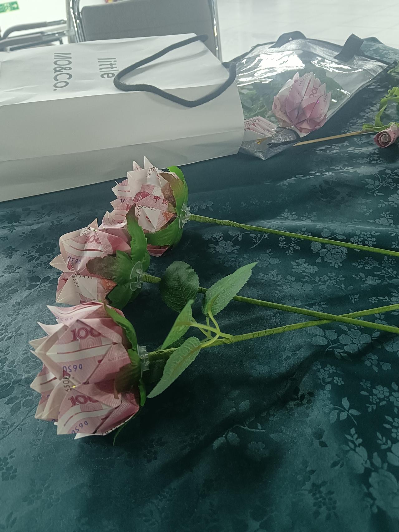 看看这玫瑰花🌹好看不好看？新奇不新奇。这是如今我们这地方的新民俗