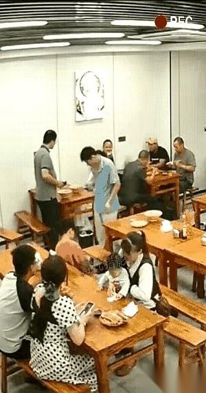 “啪”的一声，我筷子都惊掉了。旁边那桌，一碗热气腾腾的面，飞了出去。汤汤水水