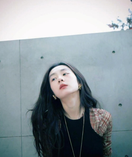 黄多多越来越像妈妈孙莉了，尤其是侧脸极为相似。网友表示黄多多比现在很多圈内小