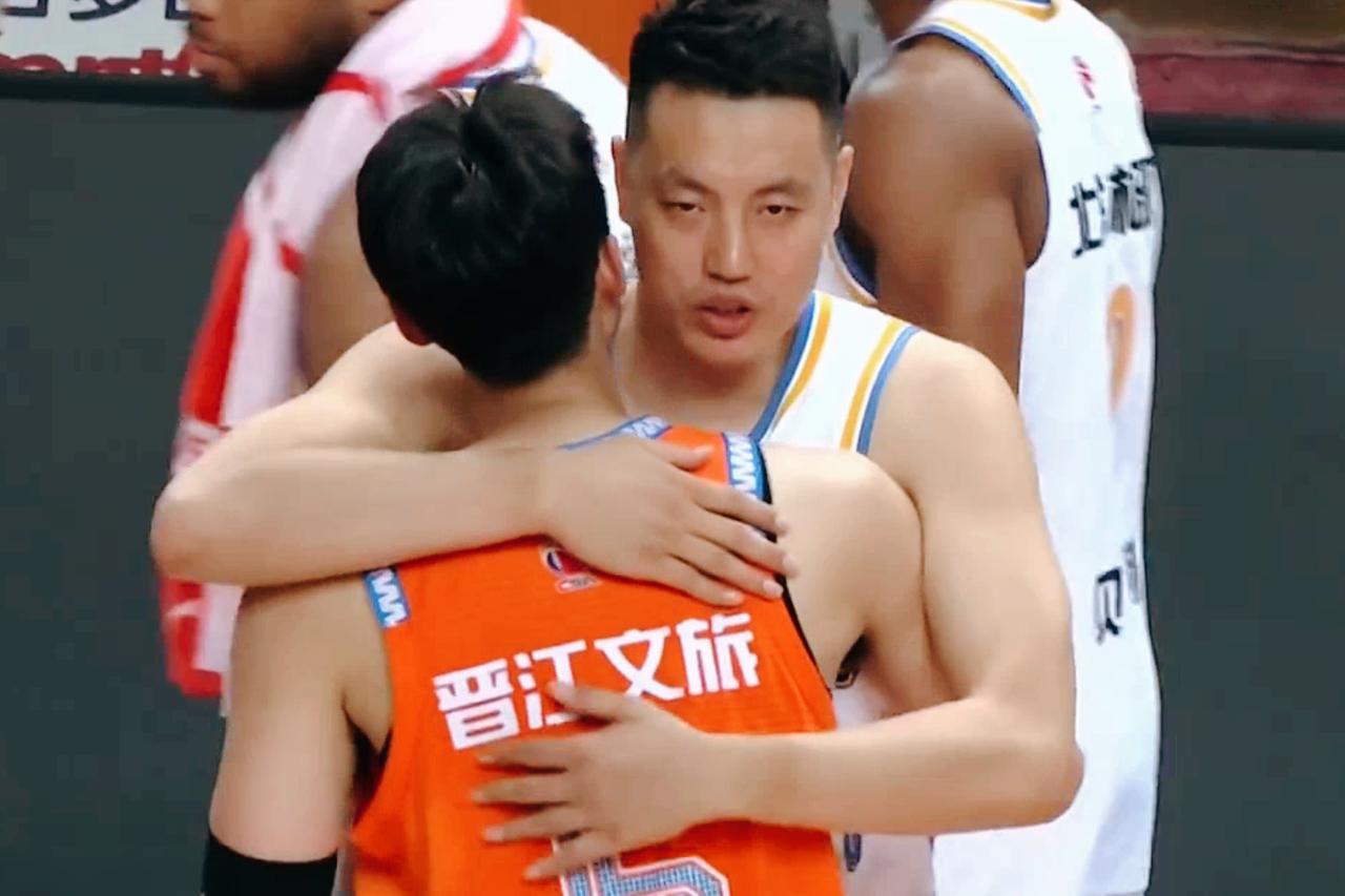 福建掀翻北京，翟晓川赛后拥抱邹阳，篮球不止输赢还有风度。福建主场109