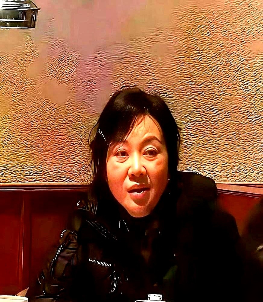 闫妮吃顿火锅被嘲素颜垮，这事得跟海清当年那次卖惨放一块看。那回电影节，海清拉着宋佳姚晨站台，说我们没