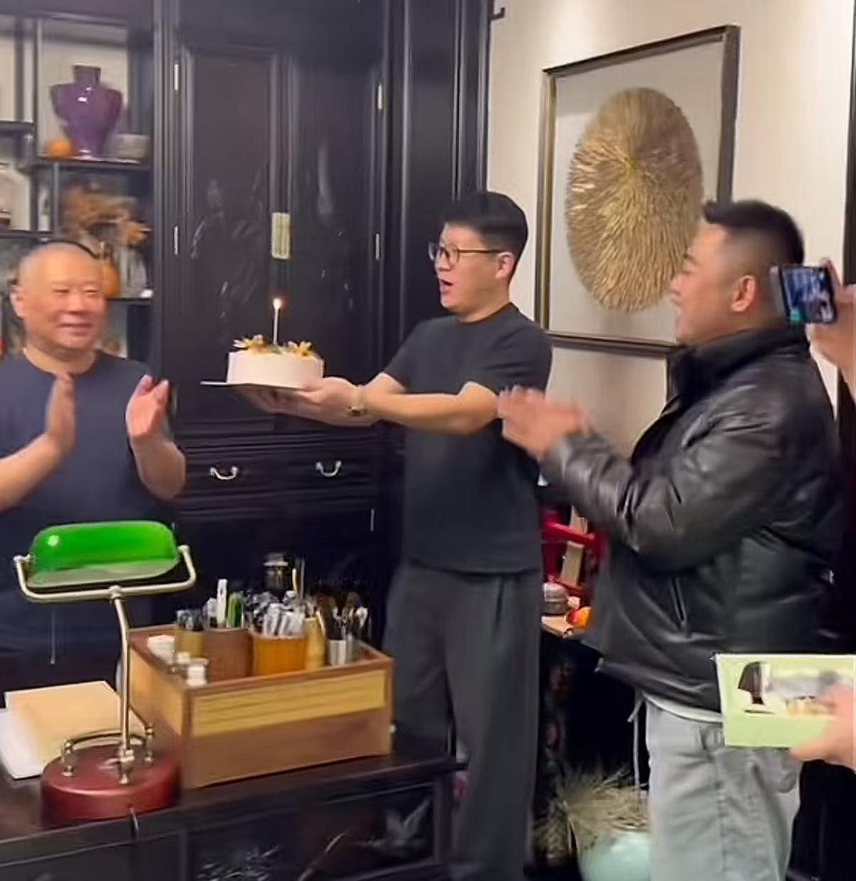 烧饼在郭德纲生日宴成了大厨！对于来自师父的信任，烧饼有点不自信了，做饭的时候还碎