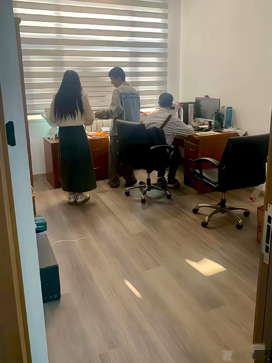 韦东奕的办公室背对大门的，不怕摸鱼被发现，确实特立独行！​​​