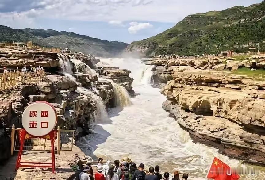 壶口瀑布事件越闹越大，本来旅游者认为门票价格太高，对着黄河喊了一声：妈，一人10