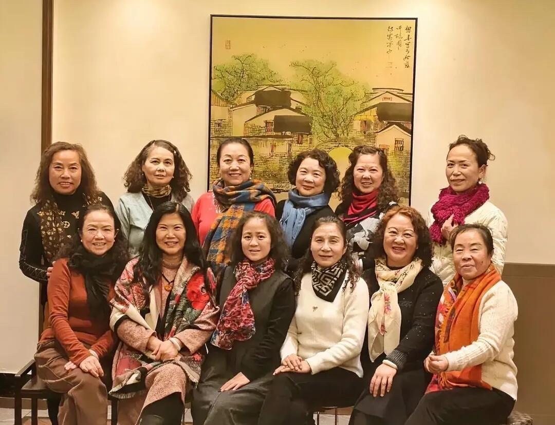 这里面大多数大妈都是城市里的，只有两个是来自农村的大妈，你能一眼看出来吗？她们都