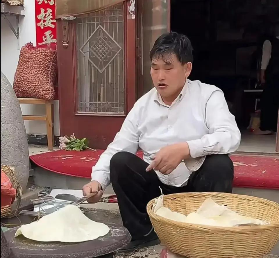 大衣哥朱之文是个大智若愚的人，也可以说，是个乡间哲人。他也许没学过老庄哲学，但