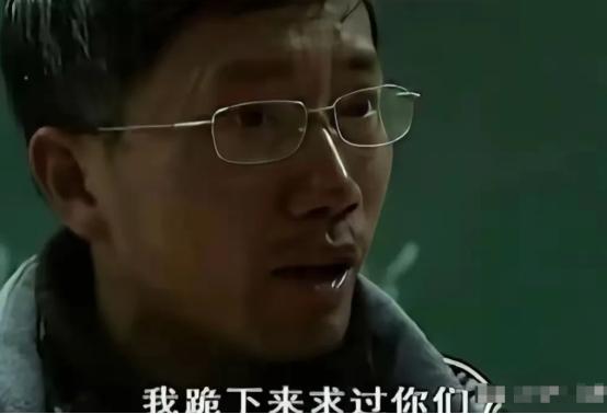 2001年，一老师去康定支教，他在上面喊得嗓子都哑了，孩子们却在下面交头接耳，气