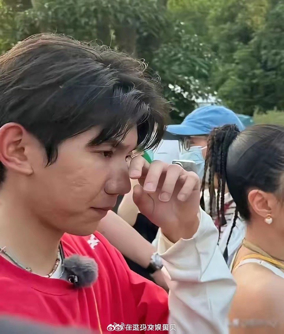 从王源的指甲来看，可能存在微量元素缺乏的问题。