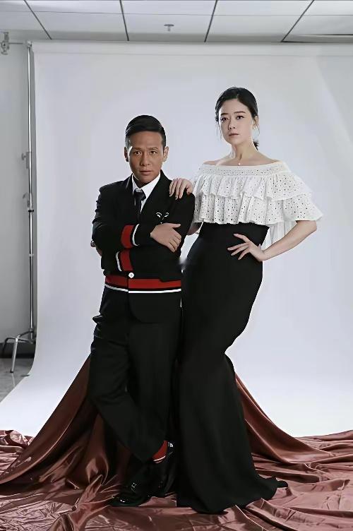 宋小宝和蒋欣合照，居然拍出了一种土地主与富家千金的爱情感​​​