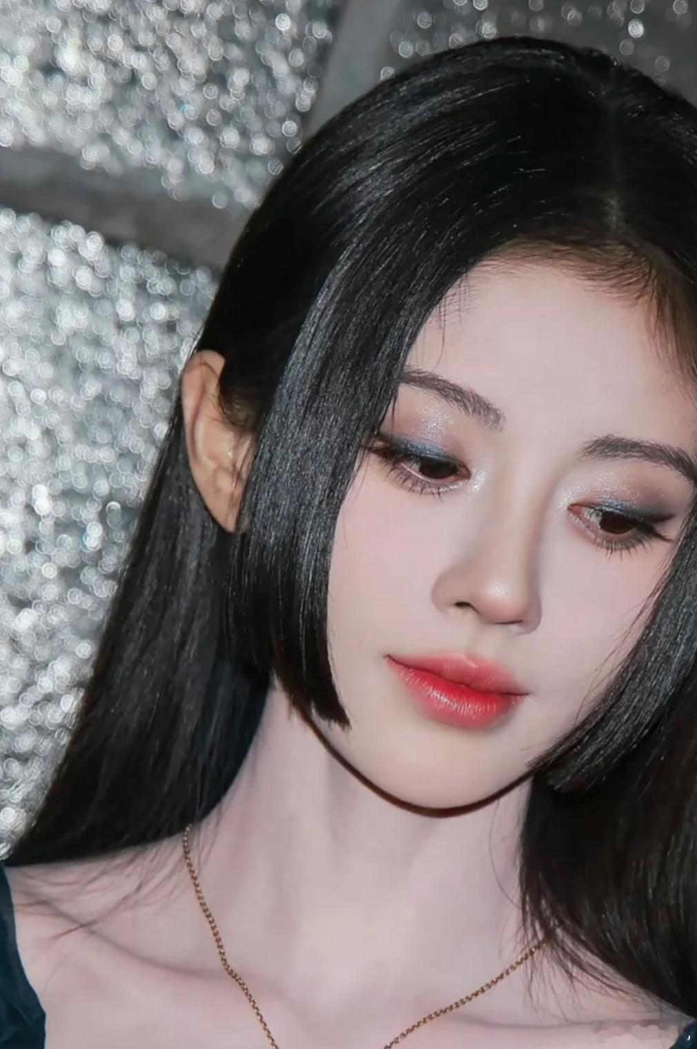 这个耳朵色差...化妆师认真的吗外媒报道鞠婧祎鞠婧祎米兰时装周​​​
