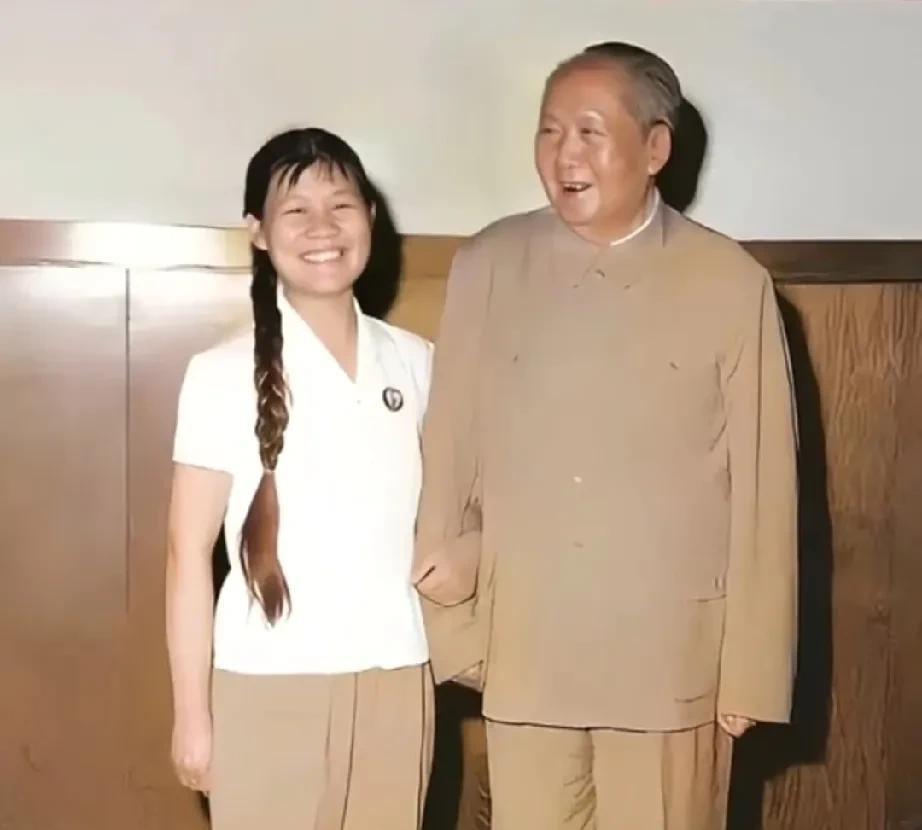 那是个大热天，太阳烤得人直冒汗。照片里，毛主席被工作人员轻轻搀着胳膊——那手攥得