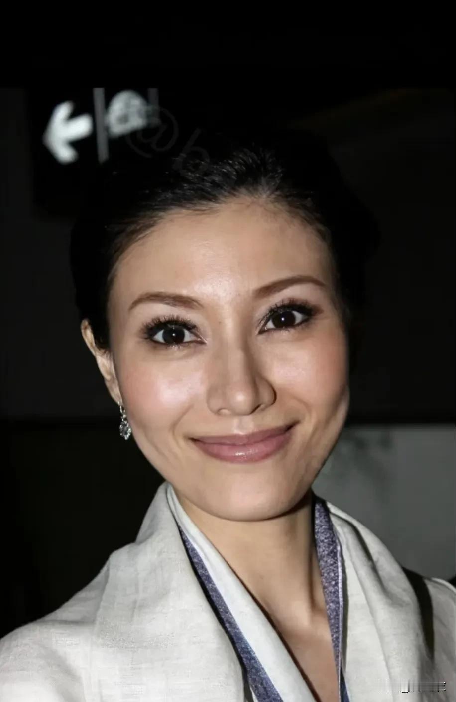 按李嘉欣的脸庞说，她的正脸涵盖了古人要求的三庭五眼之外，她的正脸与侧脸比例，都涵