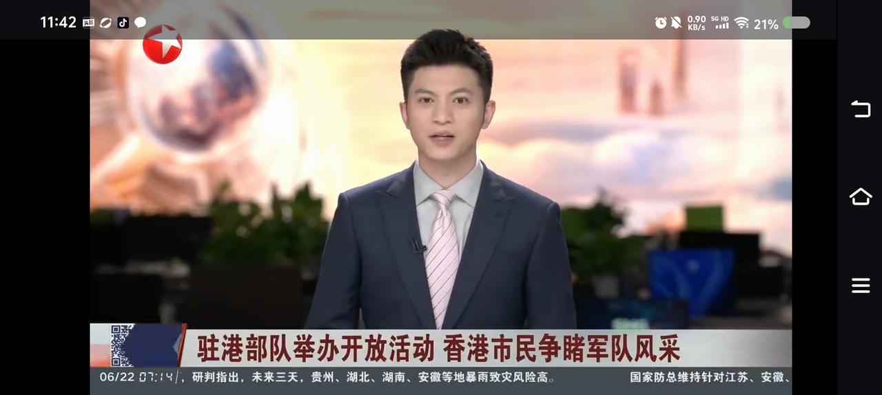 驻港部队开放日——据报道，近日，驻港部队举办开放日活动。当地居民预约参观，了解