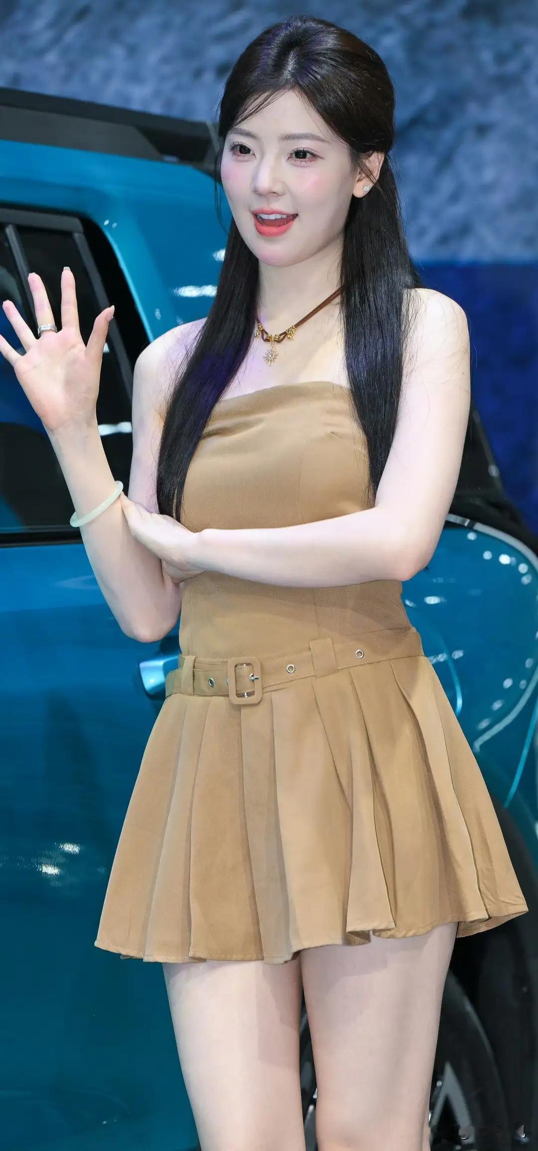 甜美春晓的身材真的绝了！她有着恰到好处的曲线，腰肢纤细盈盈一握，仿佛一阵风就能吹
