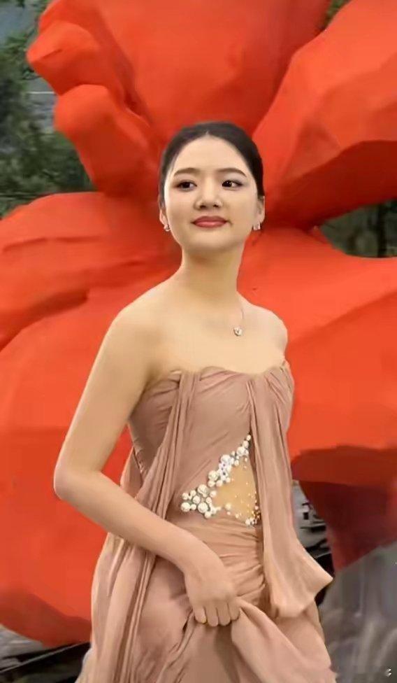 不是很懂任敏团队，他们给任敏选衣服的标准是什么呀？任敏穿上这个衣服，年龄感直接➕