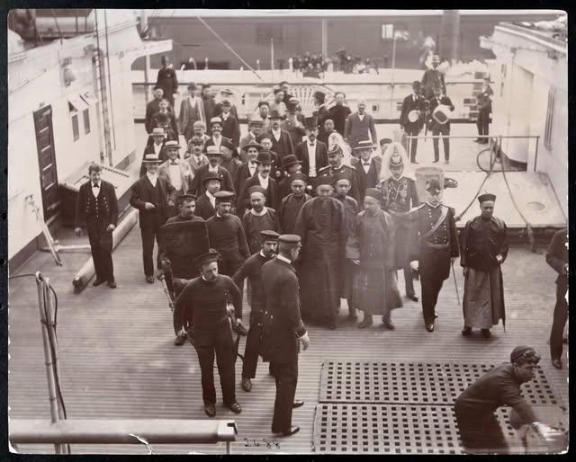 这张照片记录的是1896年8月李鸿章访美抵达纽约时，在邮轮甲板上的场景，这段行程