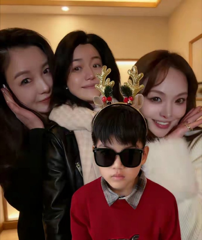 圣诞节这天，陈妍希晒照带着儿子小星星，和姐妹团一起过节，画面特别温馨。如今陈妍
