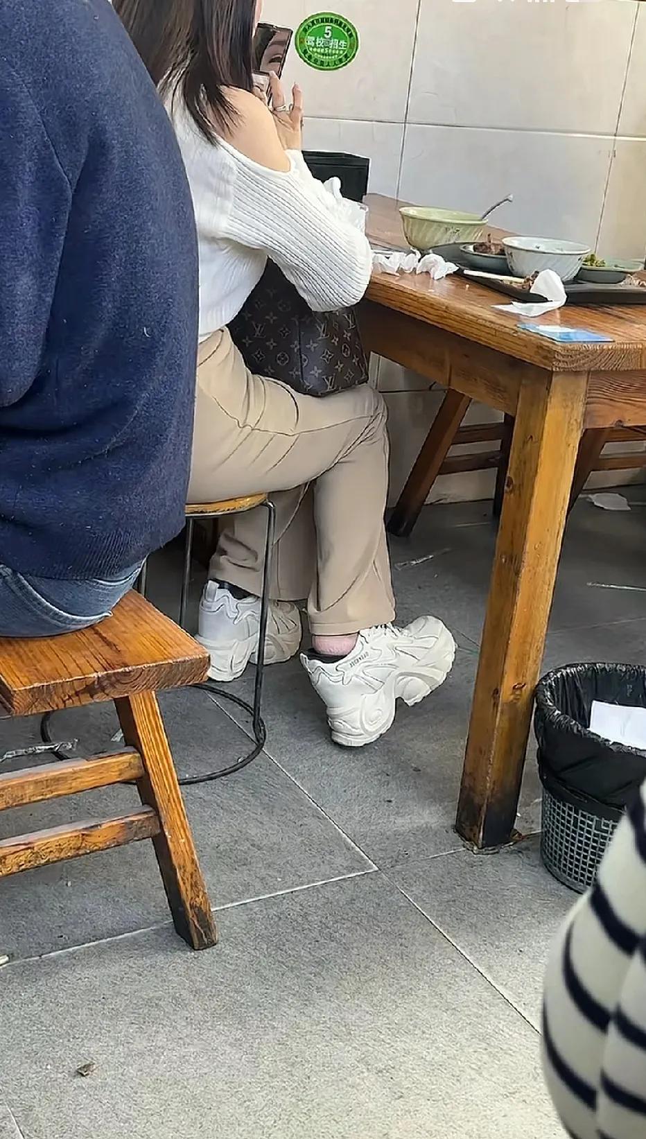 鞋子真的可以这样穿？脚后跟就挤出去了。还没穿袜子，对自己挺“狠”。