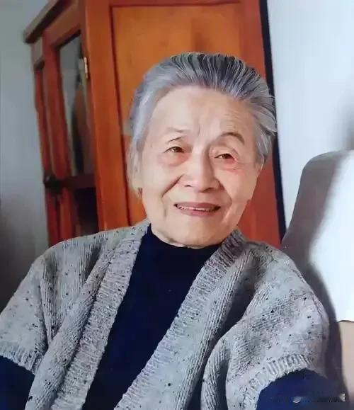 杨绛先生说：“你不联系别人，别人也不联系你，这叫默默断交原则。成年人的疏离总是悄