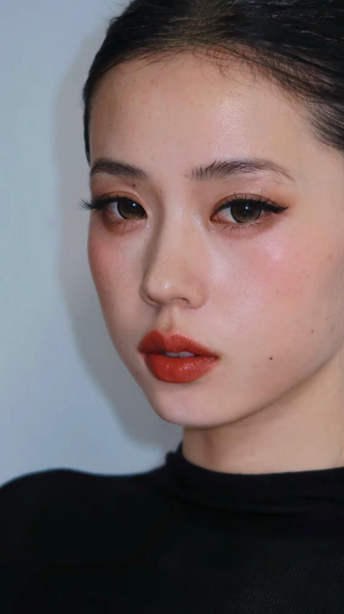 就这样简简单单的。黑发红唇清冷感