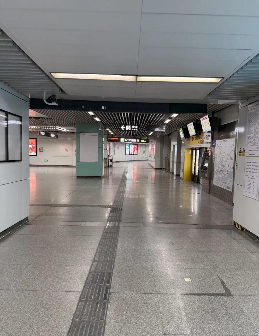 跨年夜深圳地铁延迟到2点结束运营跨年夜深圳地铁延迟到2点结束运营拥挤的地铁开