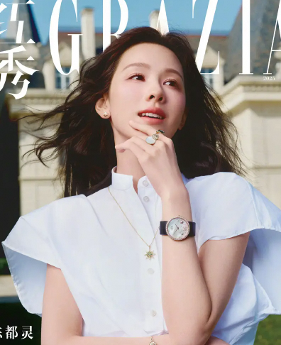 陈都灵时尚大片释出蓝色露脐装尽显青春活力