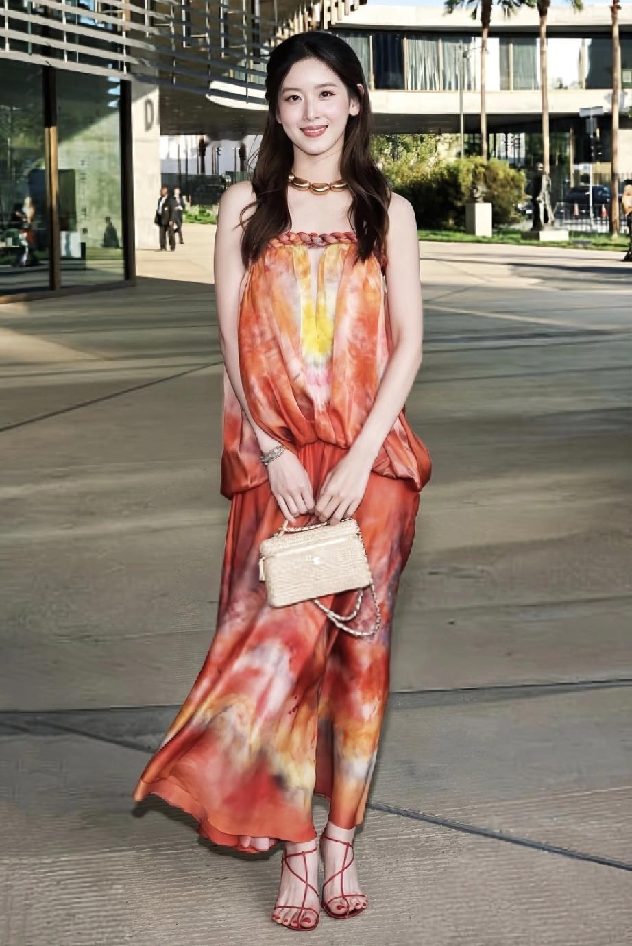 4月17日，章泽天出席洛杉矶大卫.格芬画廊开幕晚宴，一身搭配好有名媛气质，尤其脖