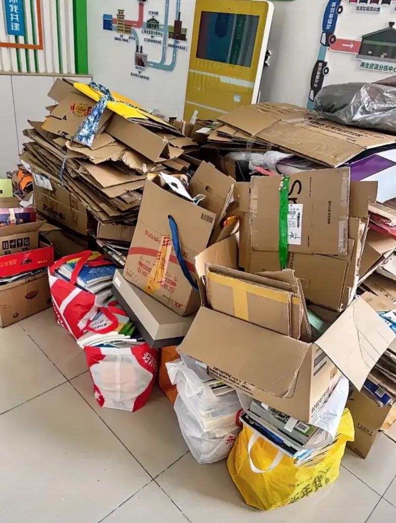 收废品行业的水是有多深啊？这一堆纸皮我叫一个上门的阿姨来收，她称了一下，说有54