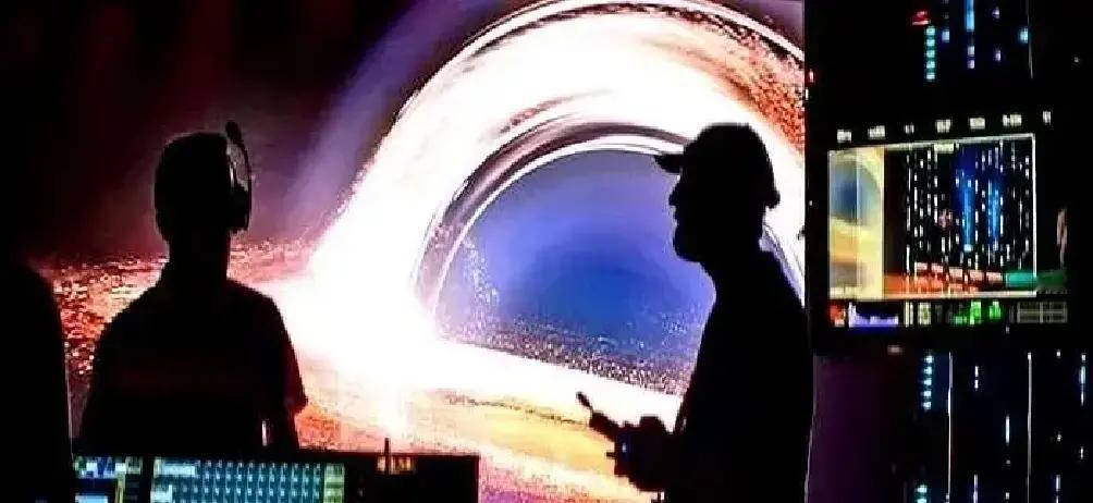 “3个苹果市值买好莱坞？”印度油王阿卡什·安巴尼一句话，华尔街直接断电：兄