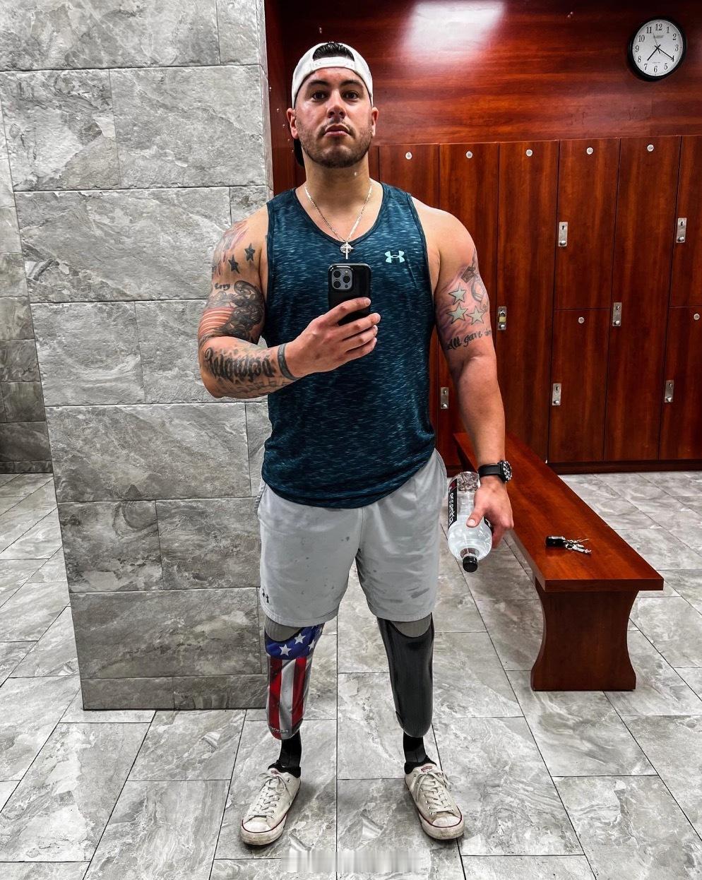 【一名装有假肢的退伍海军陆战队员被达美航空机组人员赶出紧急出口座位】他说“我觉得