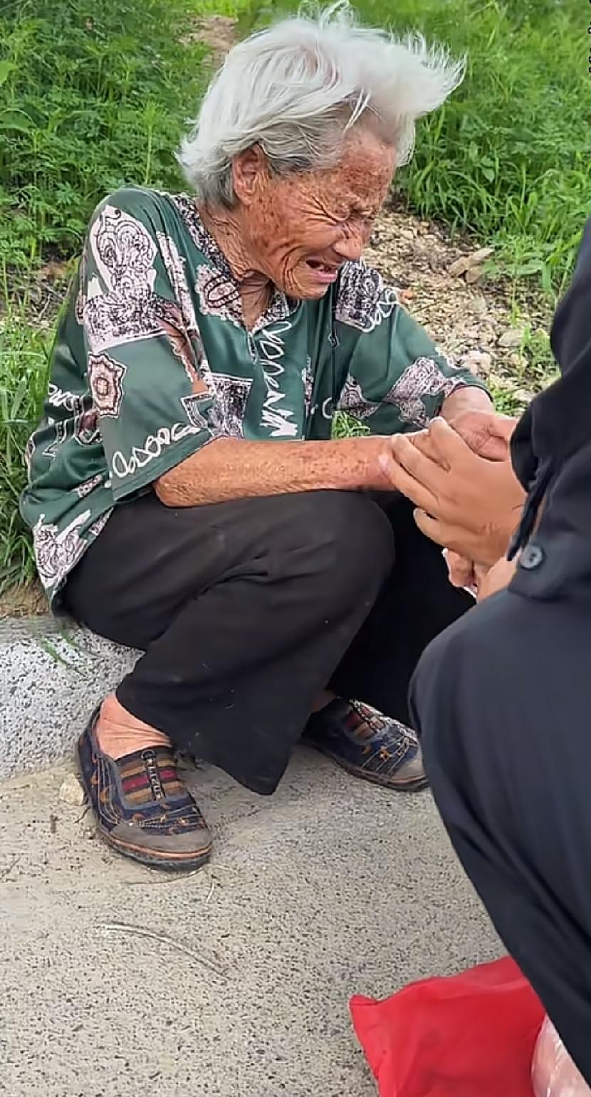 男子和在路边卖土鸡蛋的老人，因为数鸡蛋个数，争执了起来，男子说的一句话，却让老人