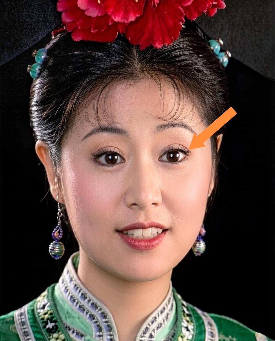 我发现《还珠格格》第一部里的紫薇和金锁，双眼皮都特别明显，尤其看高清画面时，总觉