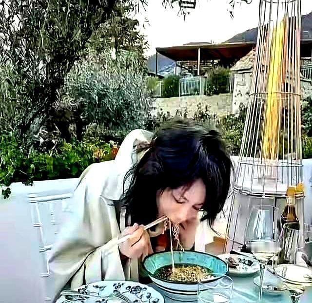 谁能想到，身家几十亿的她，出门逛街像个普通大妈？没保镖、穿拖鞋、街边随便吃，连