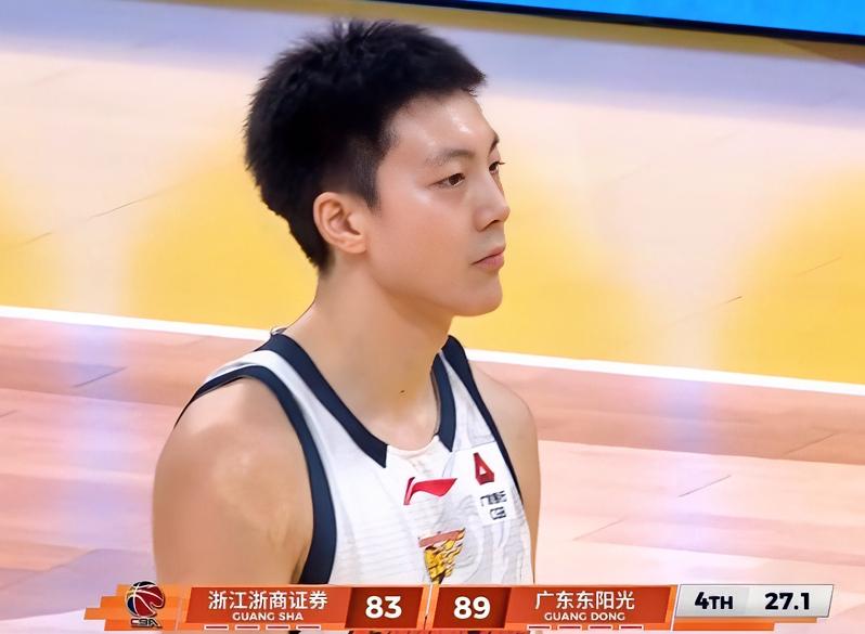 真心疼！广东赢球却难掩胡明轩低迷，全明星后卫彻底没了存在感。到底怎么了？也就只有