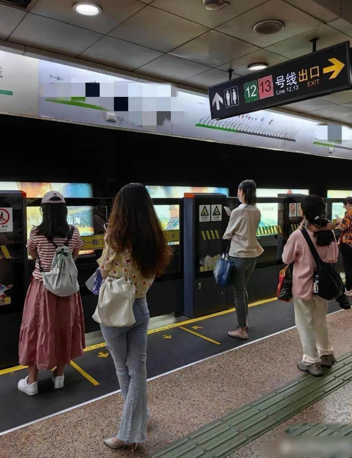 果然紧身牛仔裤的尽头是细高跟​​​