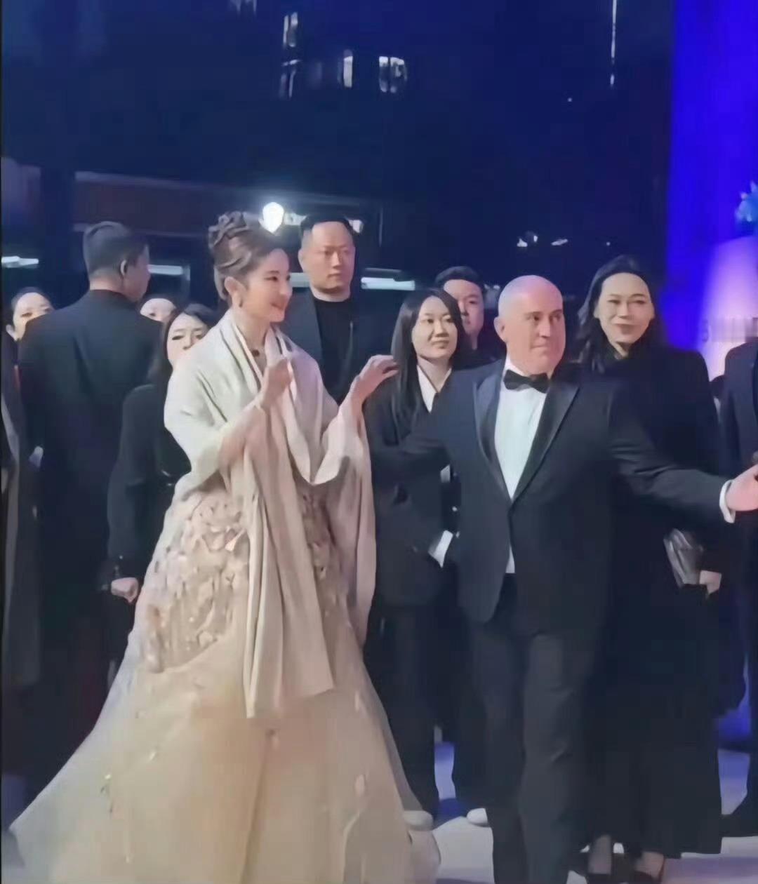 能不能禁止刘亦菲和人打招呼公主👸猫咪式打招呼即视感！也太可爱了！！​​​