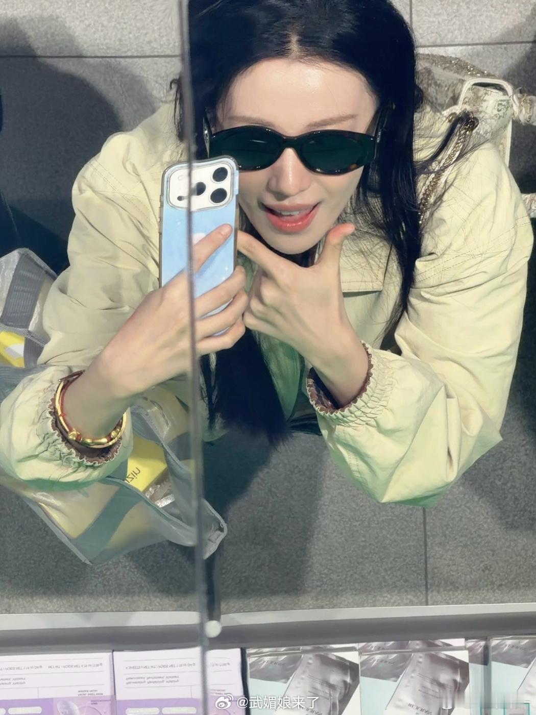 王楚然发来旅行明信片，超明媚的元气大美女