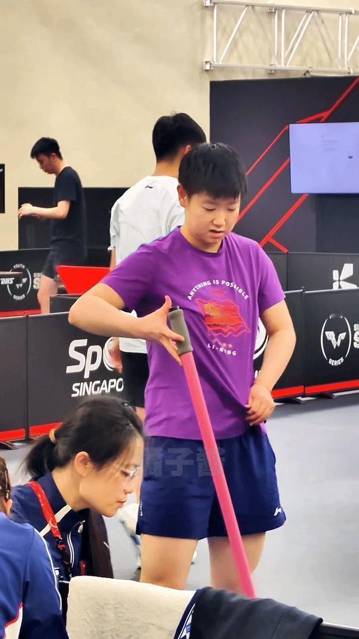 那个像父亲一样守护孙颖莎20年的队医，怎么突然不见了？海口亚洲杯、新加坡大