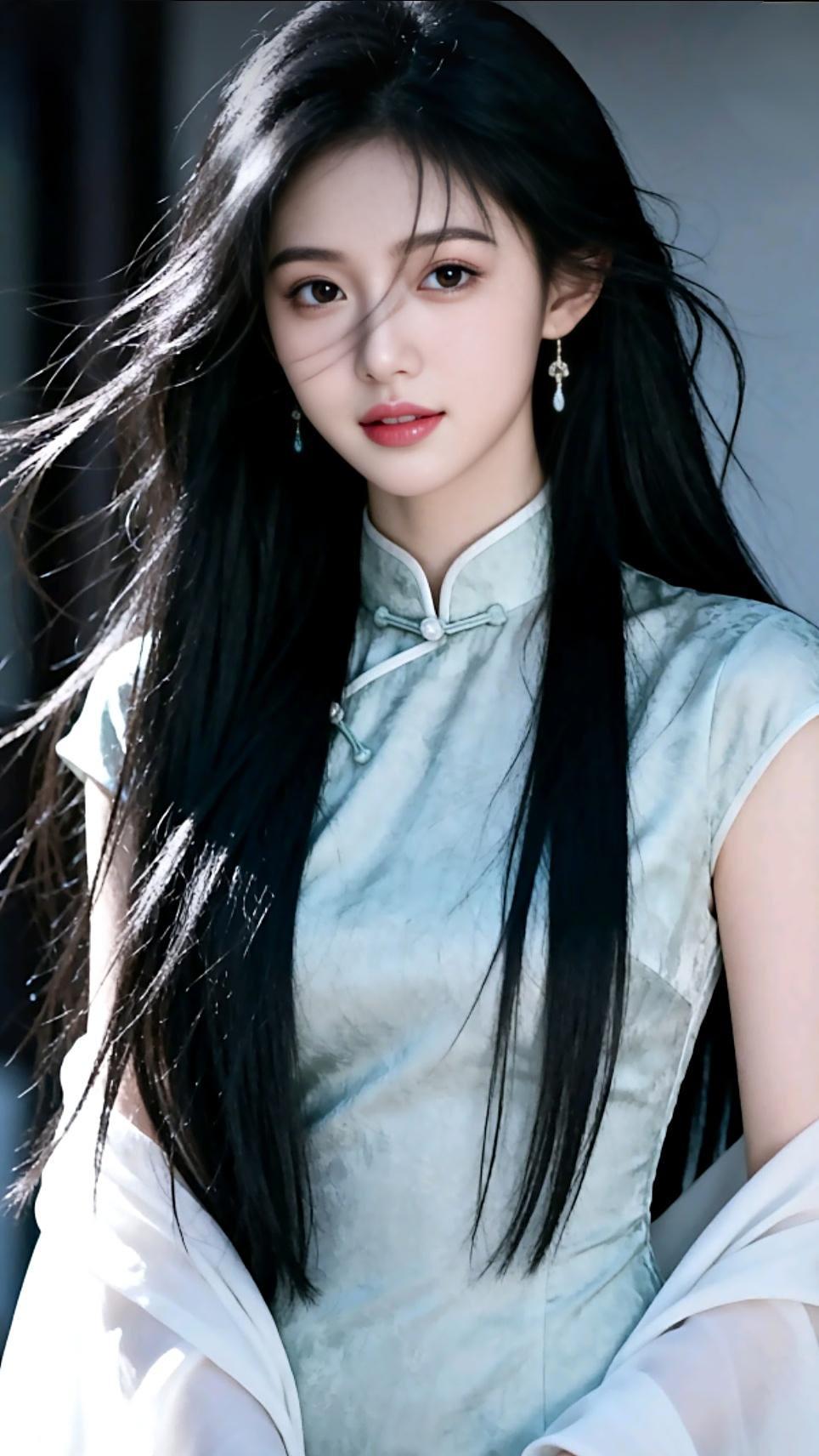 青丝如瀑，玉颜如画。