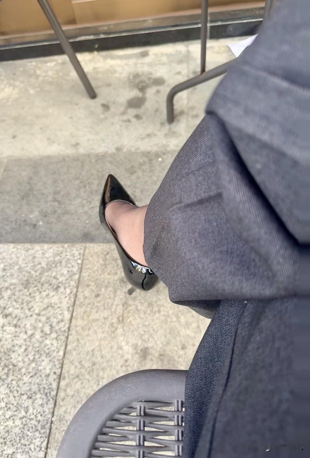 谁懂啊家人们！职场穿搭的又好笑又社死瞬间来了😂入了双8cm铆钉高跟鞋，上脚