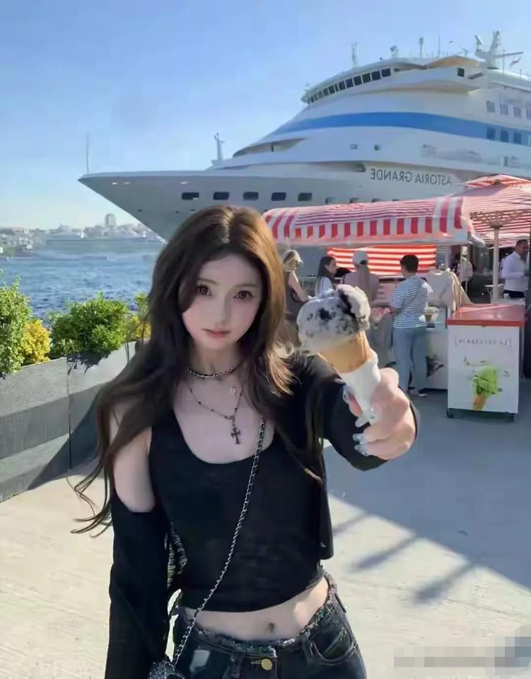 王思聪现女友懒懒如今过的日子就是黄一鸣曾经拥有过的有闲有钱的生活，吃喝玩乐那是一