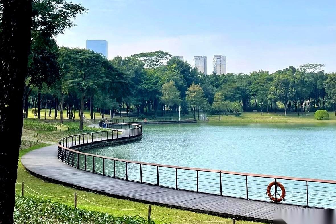 床单睡到发黄，我已经没法跟他一个被窝了。一周洗一次澡，衣服能穿半个月不带换的。