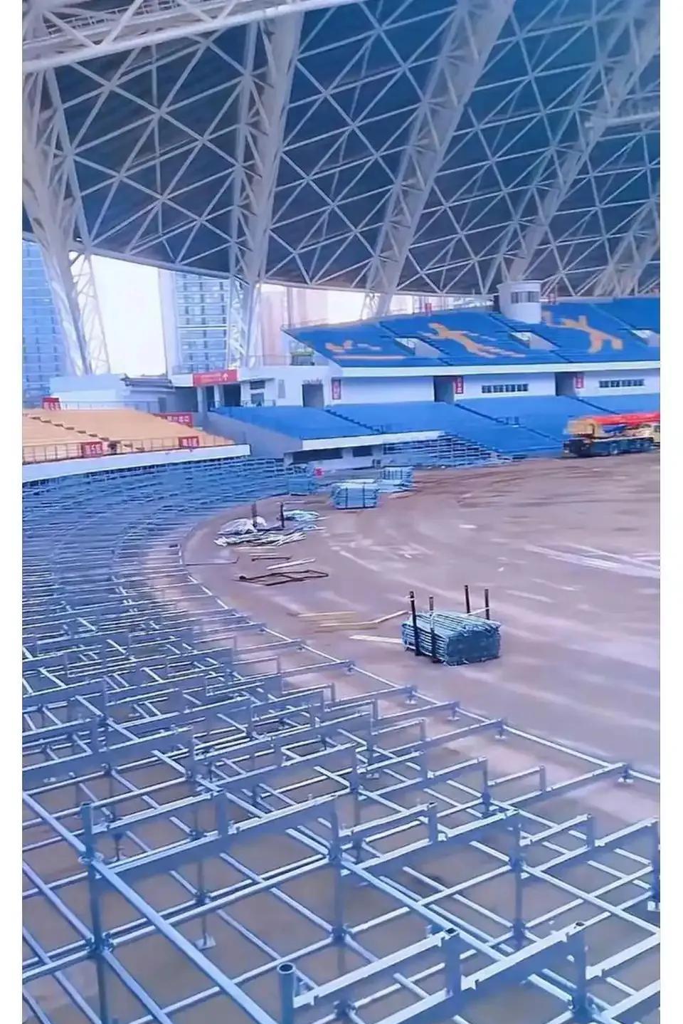 中国球迷未来有福了，南通把体育场变成足球场啦，直接在里面加1万个座位！现在中国