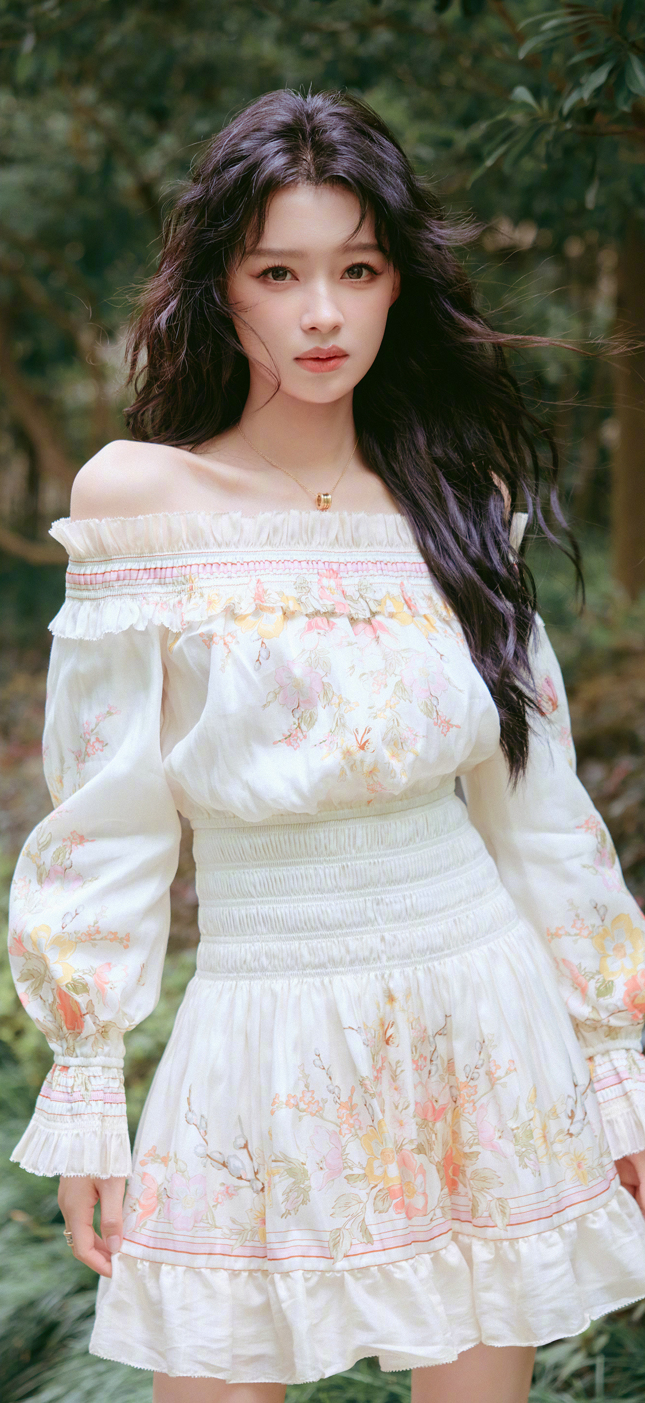 孙怡壁纸碎花与长发，是夏日限定浪漫。#孙怡#​